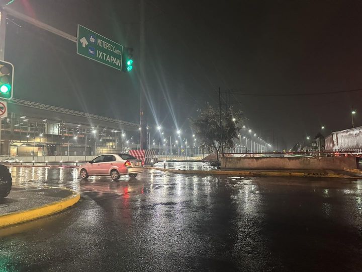 1688560606 Noche de lluvia en Metepec Estamos pendientes de tus reportes