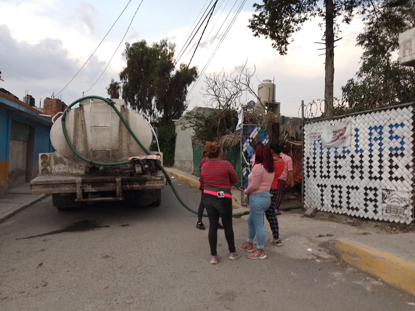 1688561313 10 ¡CONTINUAMOS SUMINISTRANDO AGUA Seguimos recorriendo las calles y avenidas del