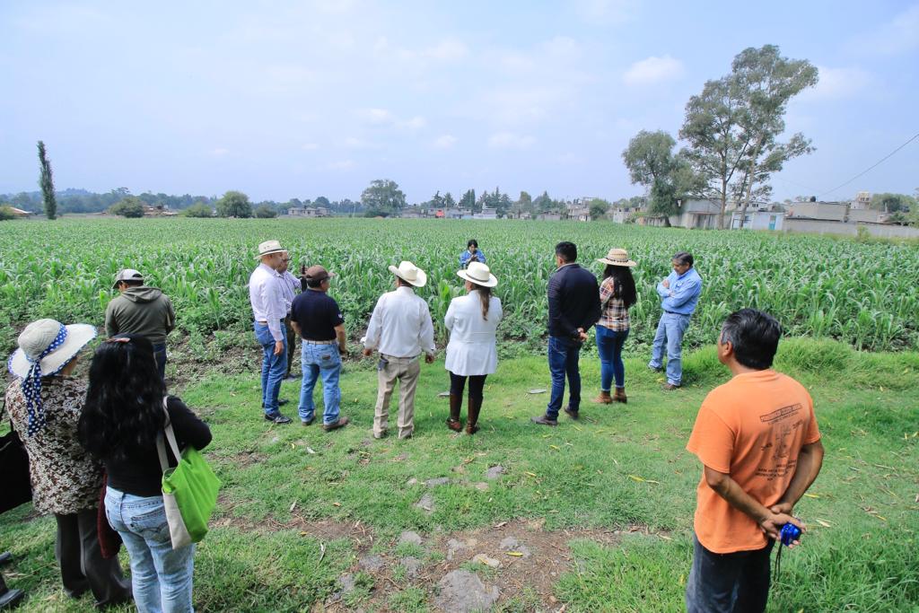 1688587644 284 Reciben productores del campo dos tanques de almacenamiento para biofertilizar