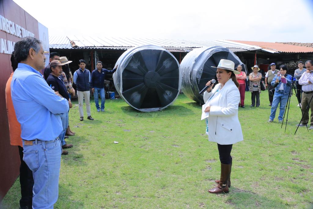 1688587669 979 Reciben productores del campo dos tanques de almacenamiento para biofertilizar