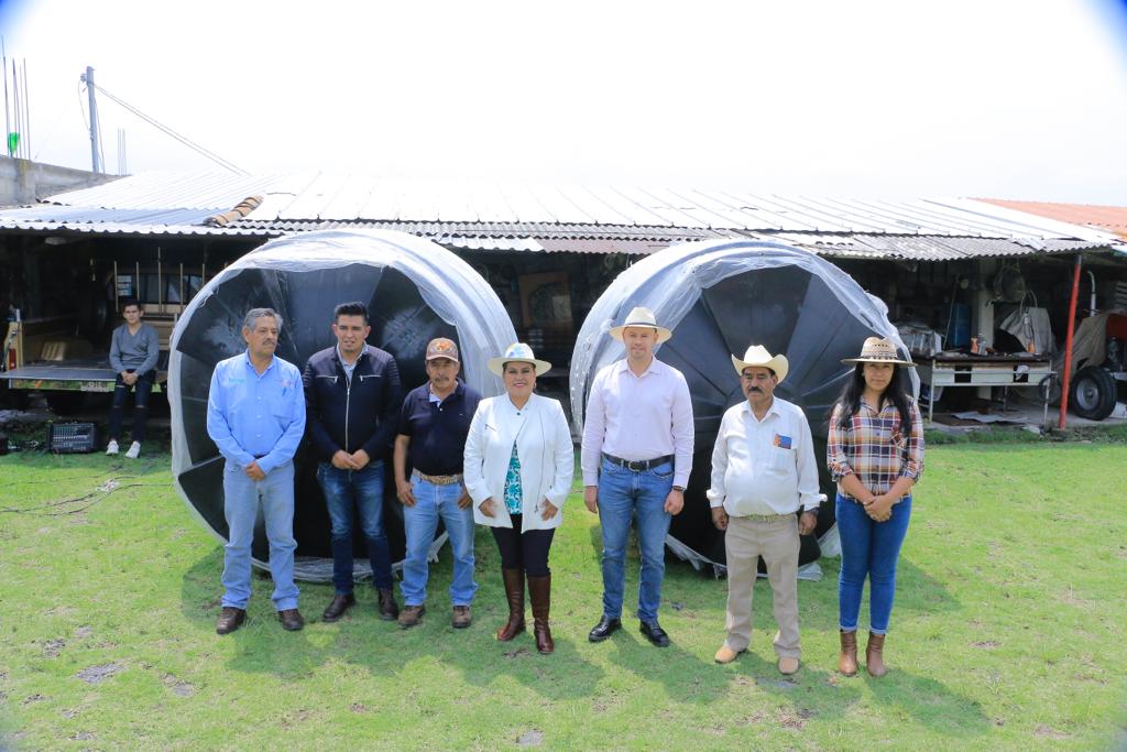 1688587697 Reciben productores del campo dos tanques de almacenamiento para biofertilizar