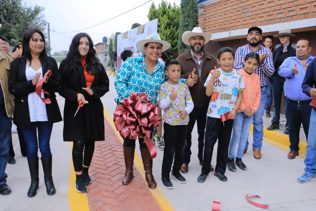 1688646877 Entregamos pavimentacion y drenaje sanitario en calle Girasoles en Ejido