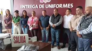 1688671544 Entrega de uniformes a personal de Proteccion Civil y Bomberos