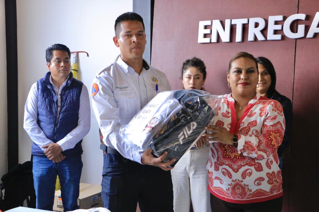 1688679508 470 Para dignificar a nuestros bomberos la alcaldia entrega uniformes y