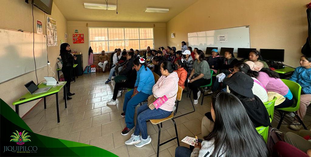 1689015101 Se imparte platica a los padres de familia y estudiantes