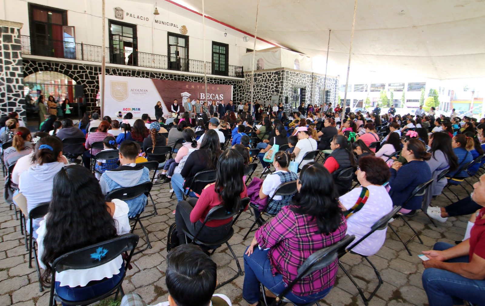 1689106957 858 El presidente municipal de Acolman LC Rigoberto Cortes Melgoza acompanado