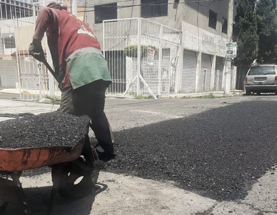 1689112161 910 ObrasPublicas Trabajos de Bacheo en Av Valle de Yukon