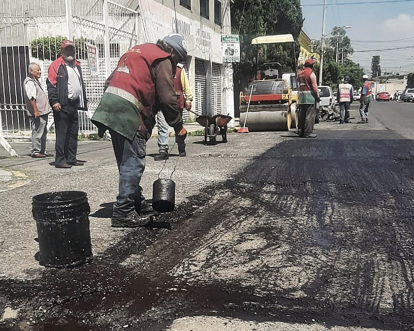 1689112167 190 ObrasPublicas Trabajos de Bacheo en Av Valle de Yukon