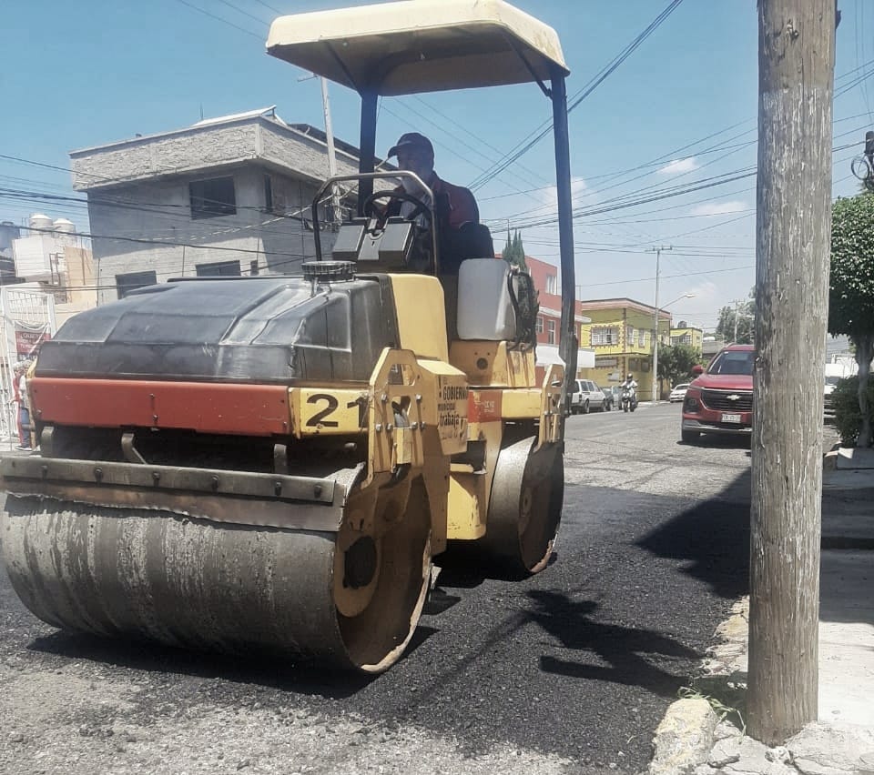 1689112175 765 ObrasPublicas Trabajos de Bacheo en Av Valle de Yukon