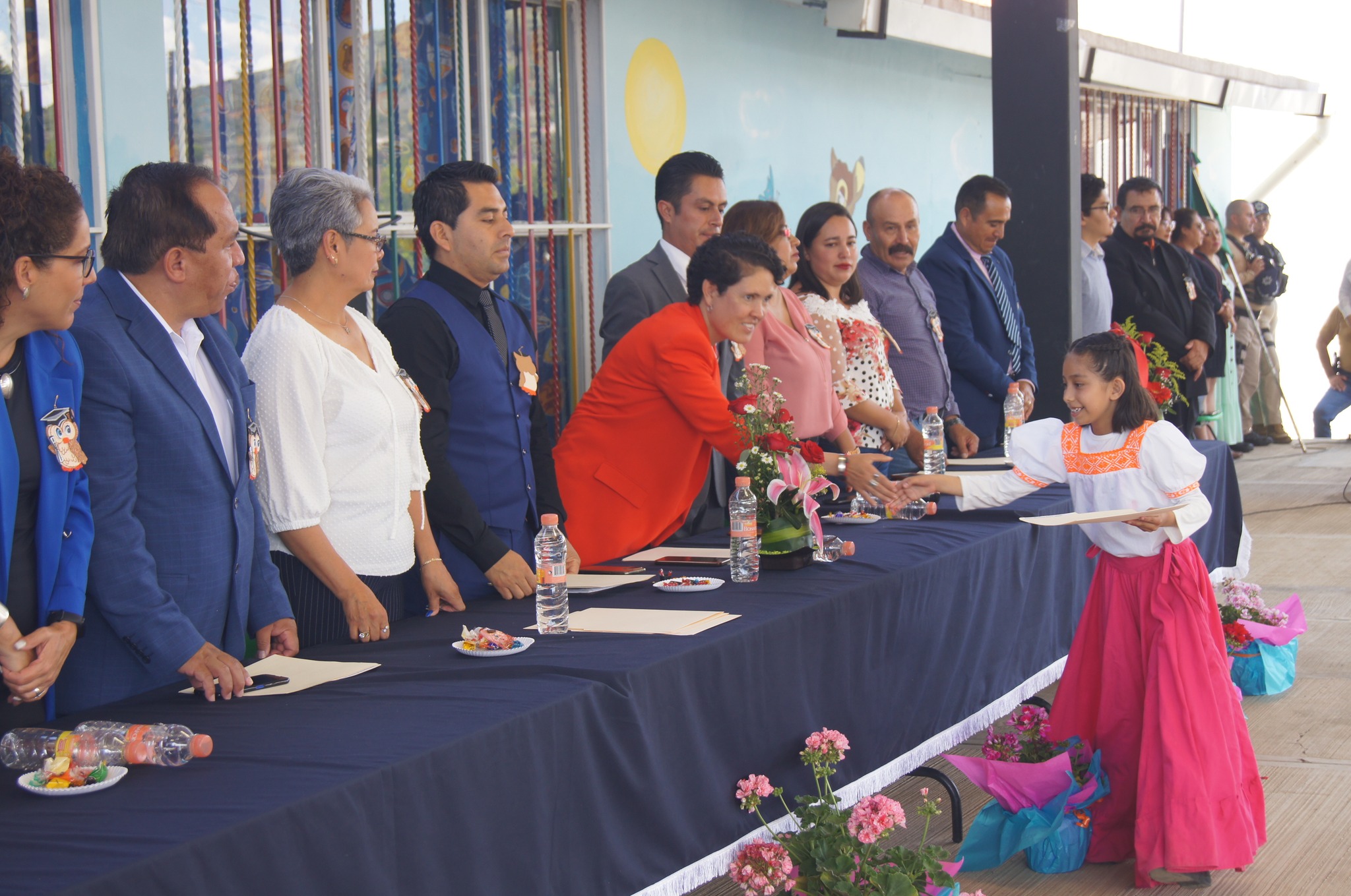 1690126195 127 RECONOCE ALCALDESA A ALUMNOS DESTACADOS EN SAN FRANCISCO ACAZUCHITLALTONGO