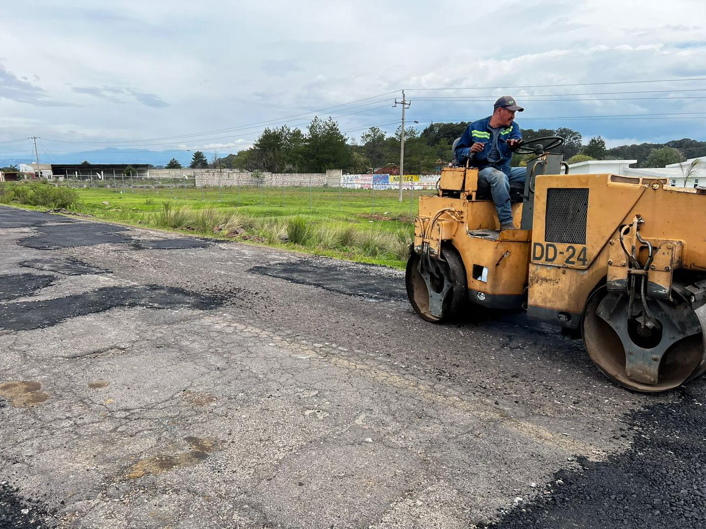 1690374544 819 Estamos implementando el programa municipal de bacheo sobre la carretera