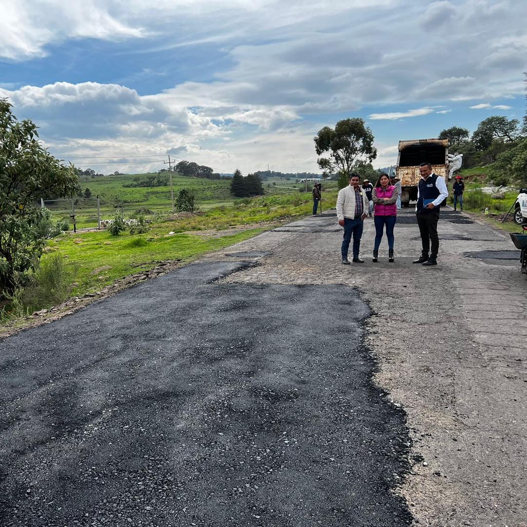 1690374549 140 Estamos implementando el programa municipal de bacheo sobre la carretera