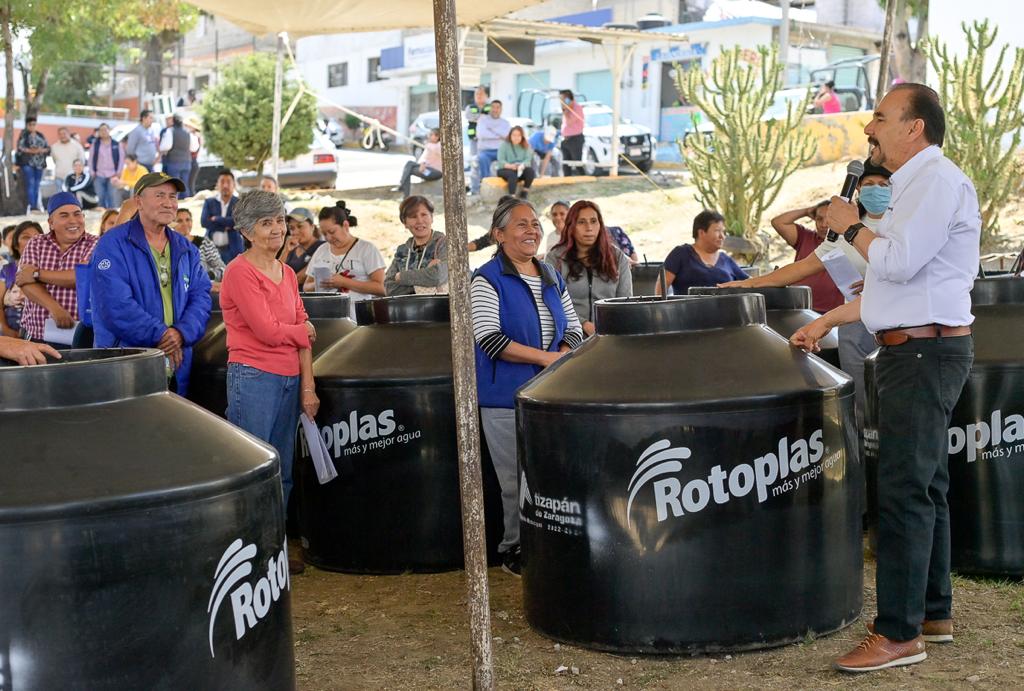 1690401717 746 En la Colonia Mexico 86 realizamos entrega de tinacos para