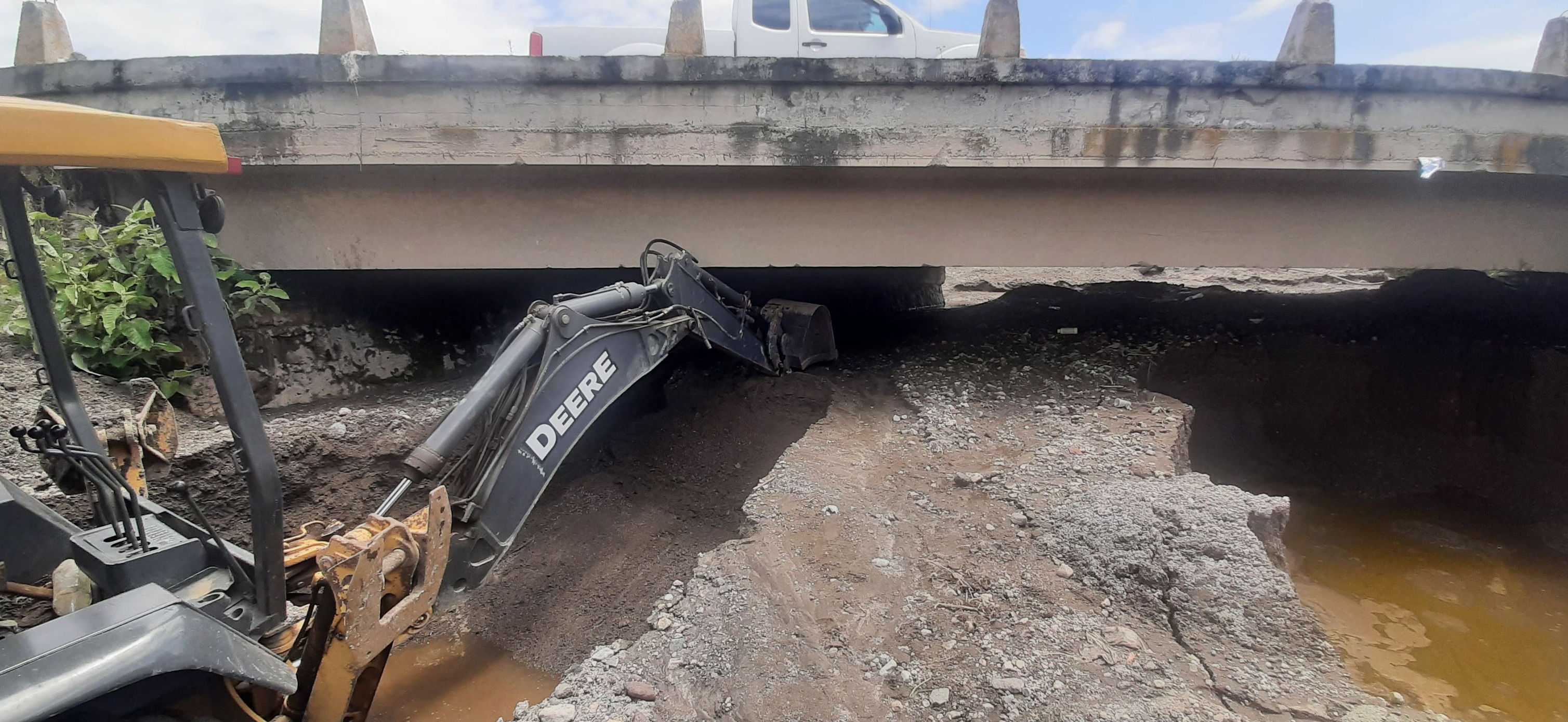 1690413803 856 Estamos desazolvando el bajopuente del rio Santiaguito en Putla para