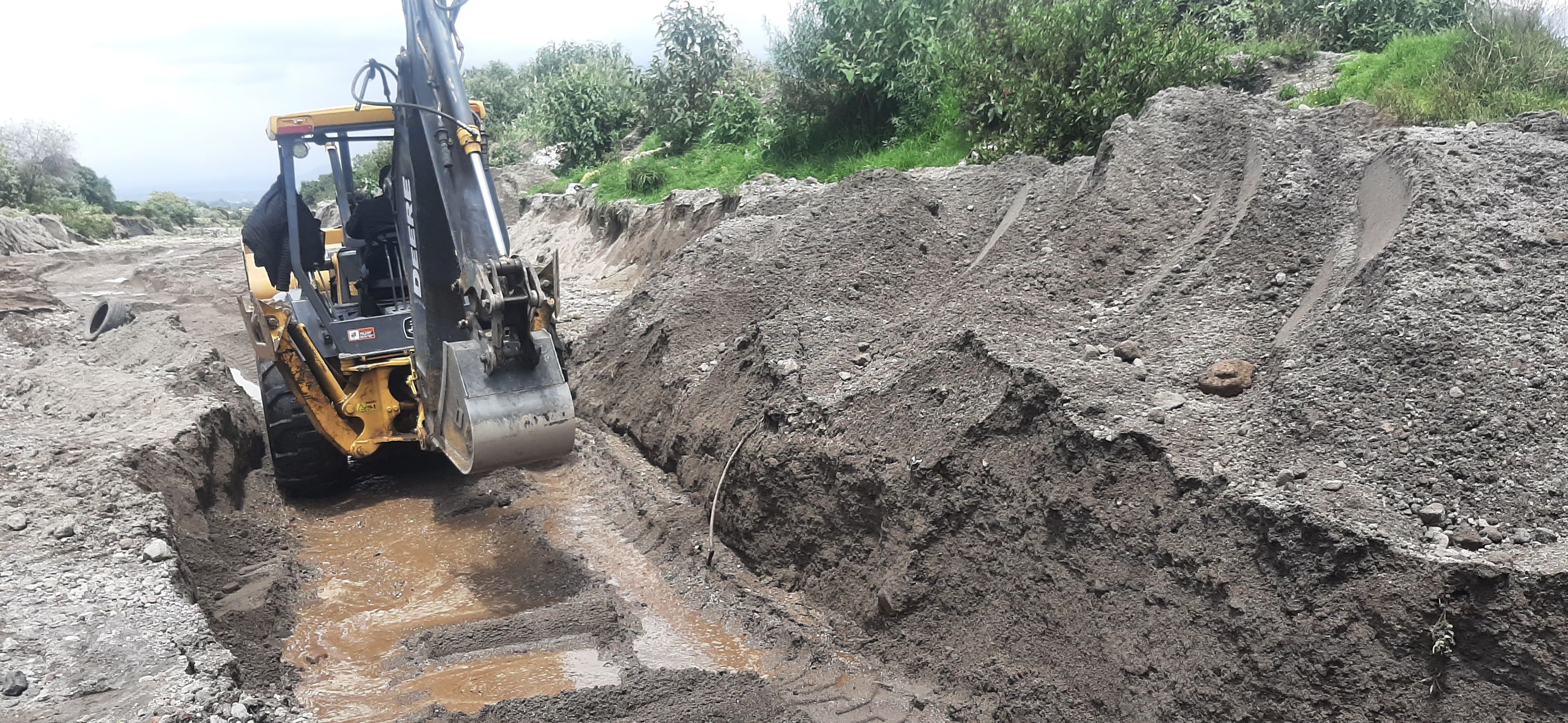 1690413807 923 Estamos desazolvando el bajopuente del rio Santiaguito en Putla para