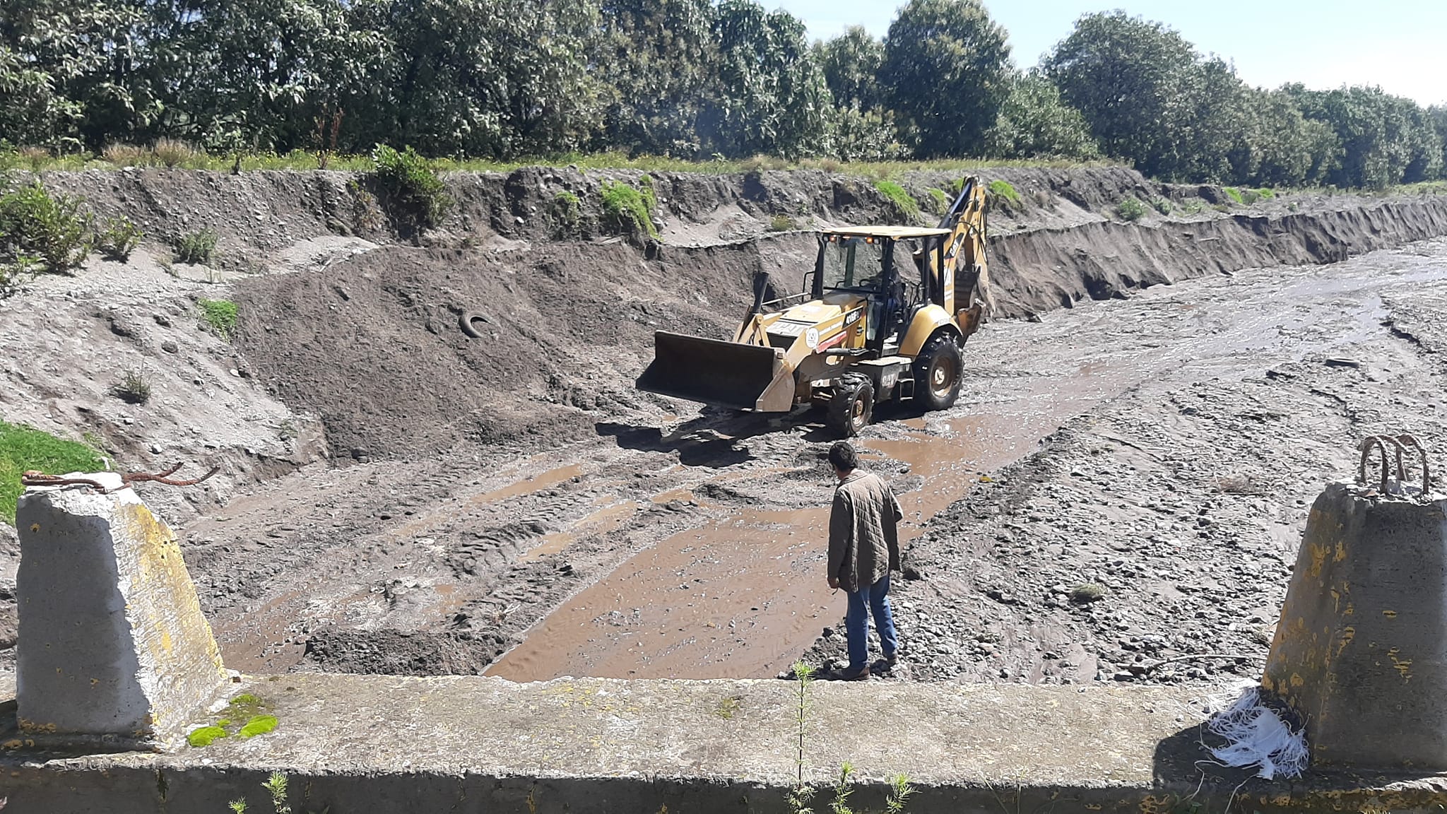 1690413816 941 Estamos desazolvando el bajopuente del rio Santiaguito en Putla para