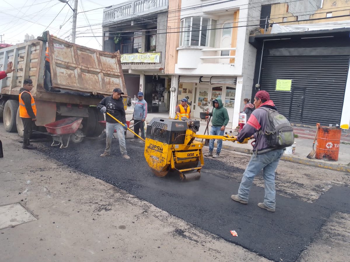 1690485040 933 Seguimos Trabajando Continuan los trabajos de Bacheo en la Cabecera