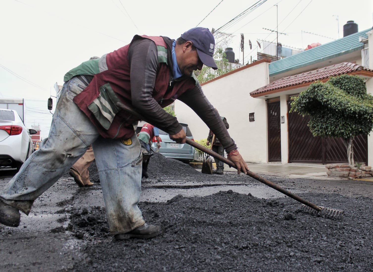 1690560868 808 ObrasPublicas Trabjos de Bacheo en calle Valle de Danubio