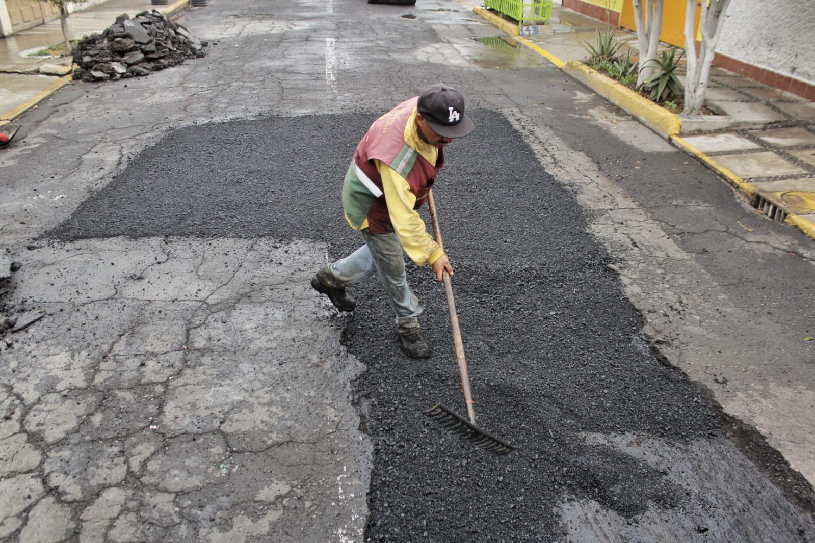 1690560872 260 ObrasPublicas Trabjos de Bacheo en calle Valle de Danubio