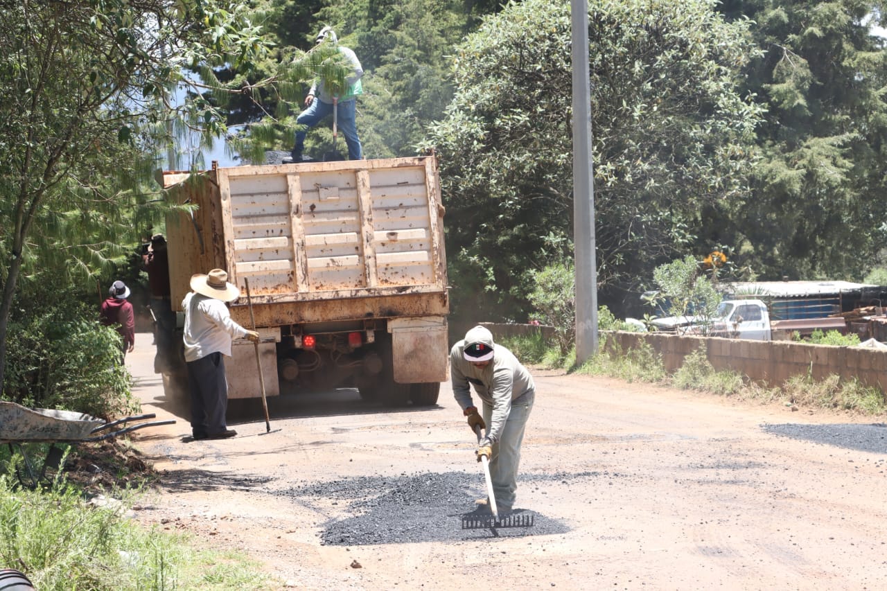 1690826342 377 Nos encontramos bacheando los principales caminos de las localidades del