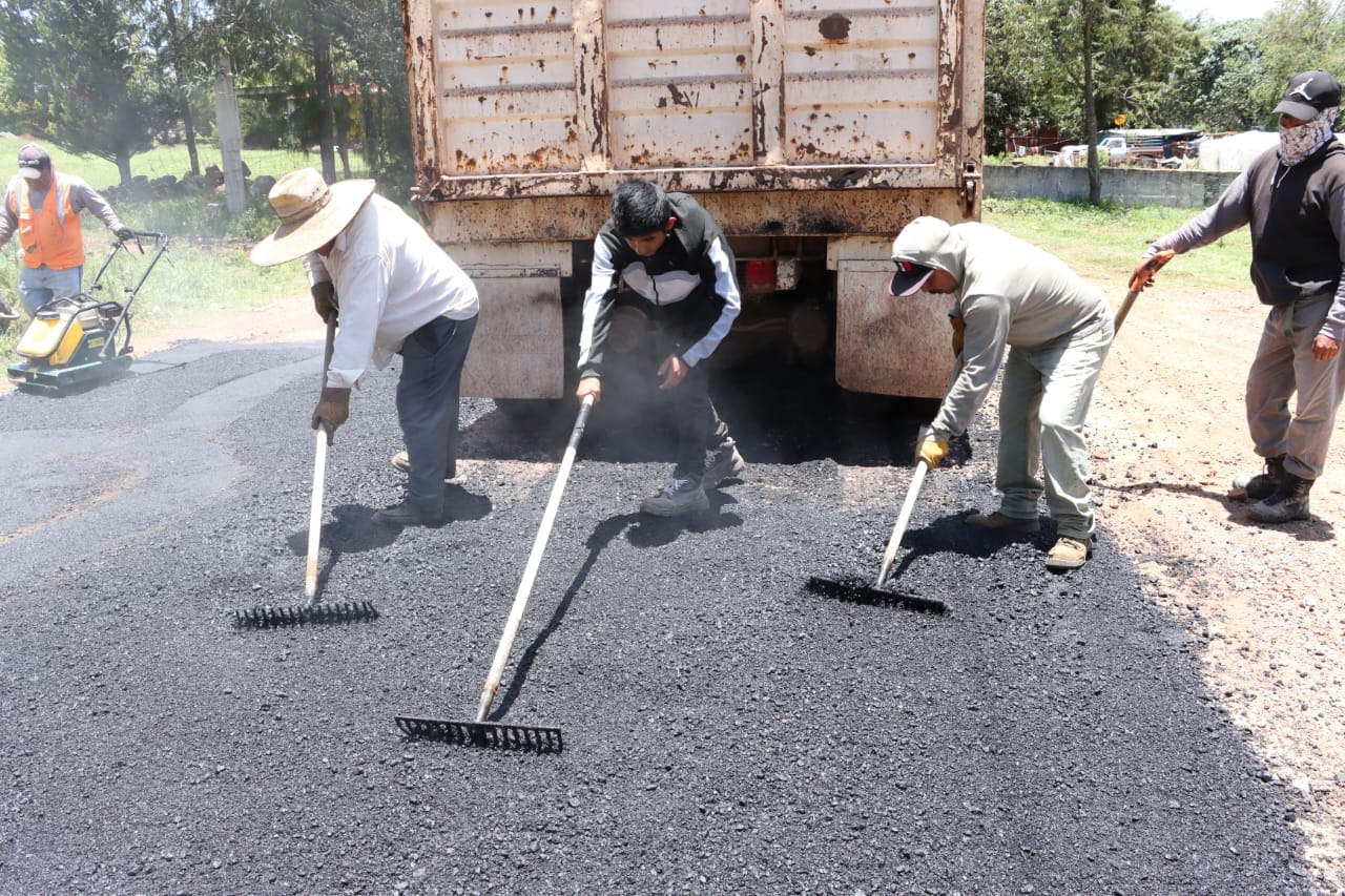 1690826346 659 Nos encontramos bacheando los principales caminos de las localidades del