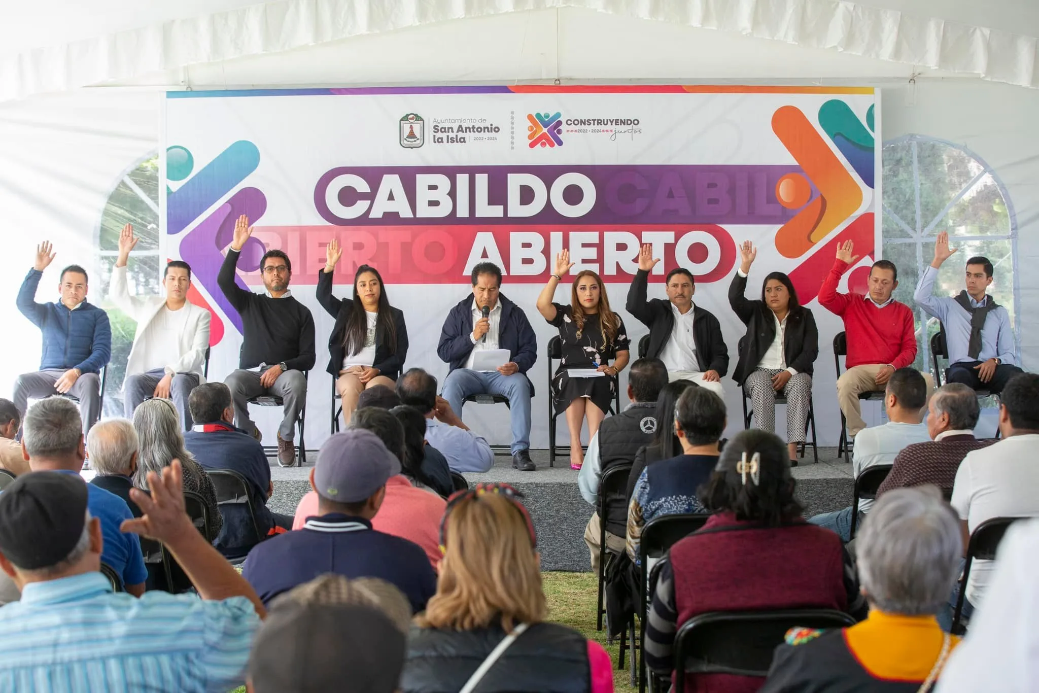 Durante el CabildoAbierto frente a vecinas y vecinos con decision jpg