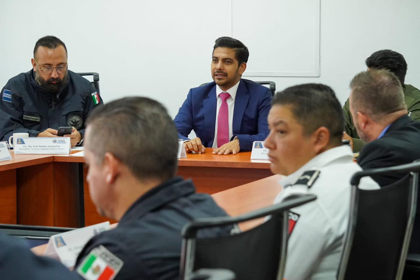 El Presidente Municipal Adolfo Cerqueda Rebollo encabeza la mesa de