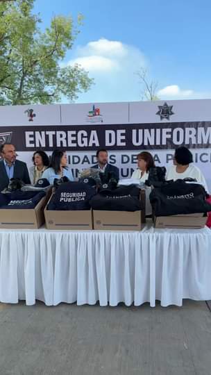 El presidente Municipal @Aldo Ledezma hace Entrega de Uniformes a