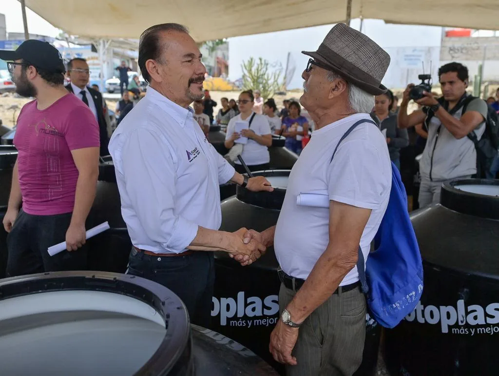 En la Colonia Mexico 86 realizamos entrega de tinacos para jpg