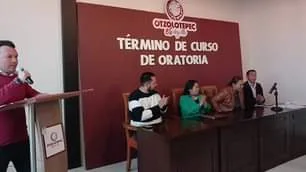 Entrega de reconocimientos por la finalizacion del curso de oratoria jpg