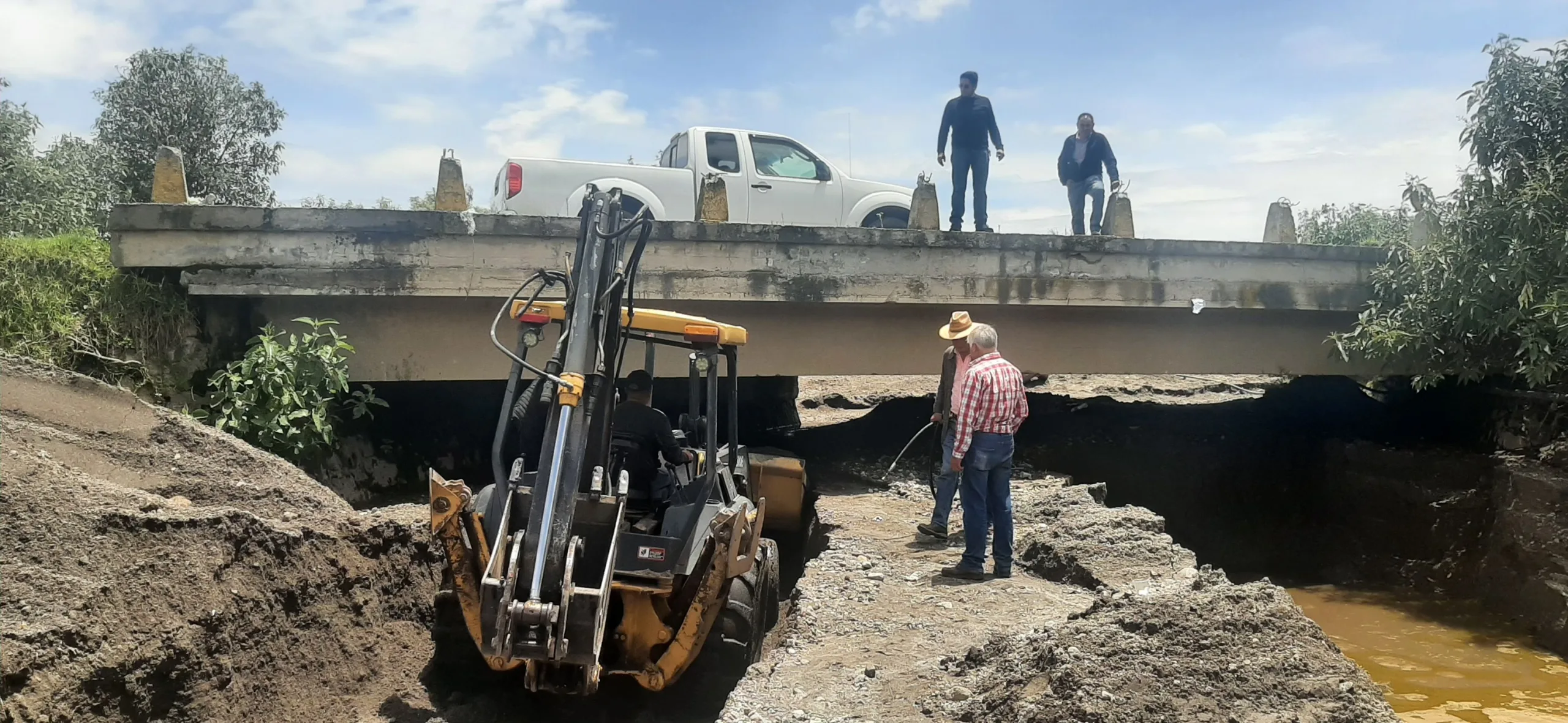 Estamos desazolvando el bajopuente del rio Santiaguito en Putla para scaled