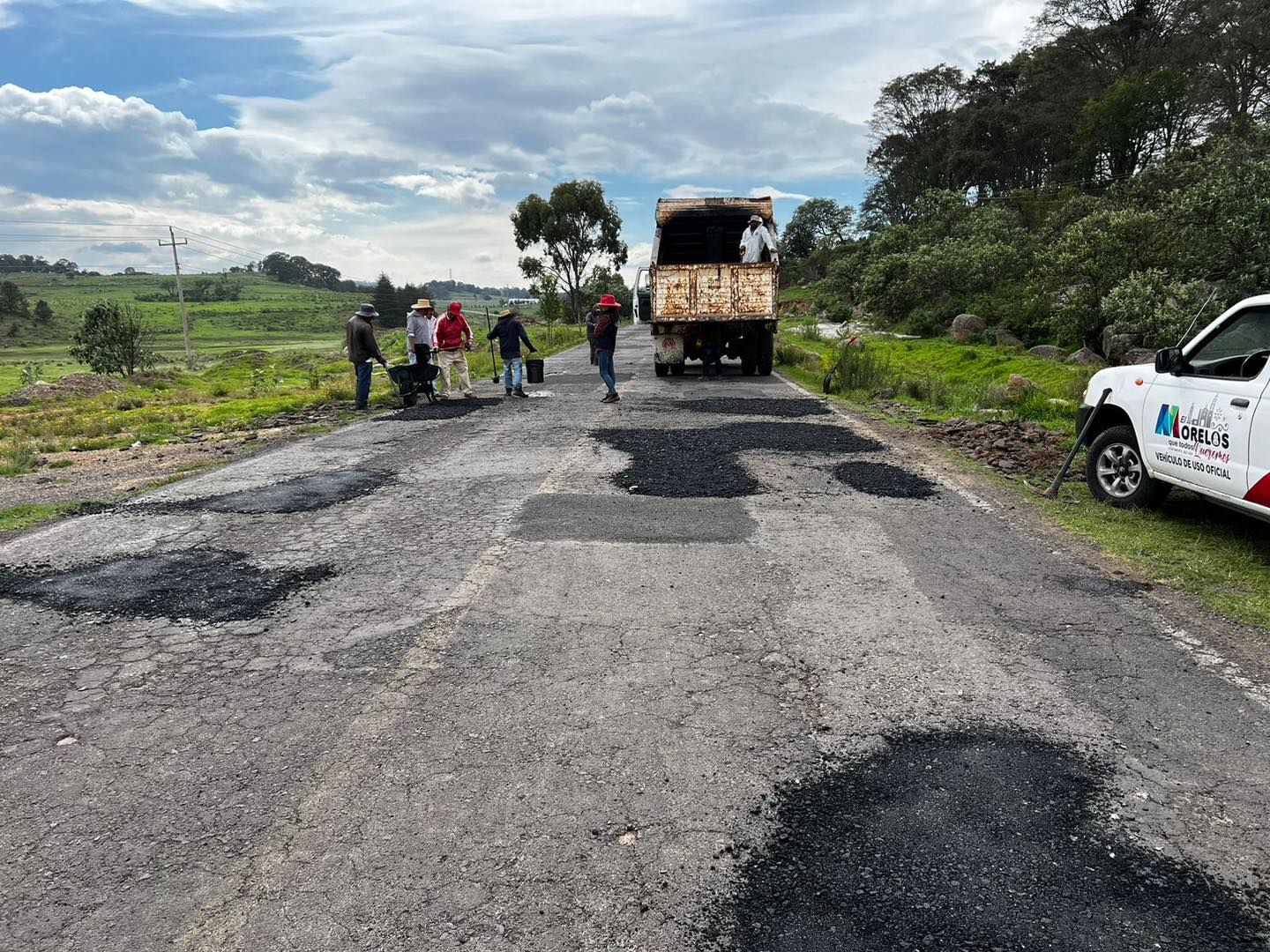 Estamos implementando el programa municipal de bacheo sobre la carretera