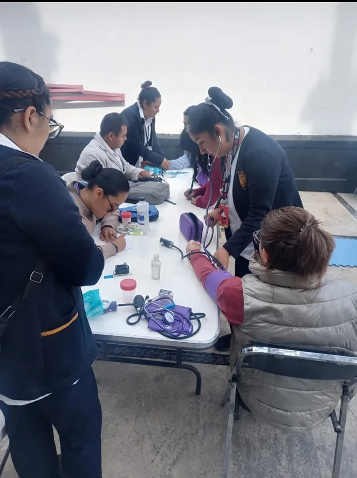 Estudiantes de enfermeria del Colegio Lingony realizan chequeo de signos jpg