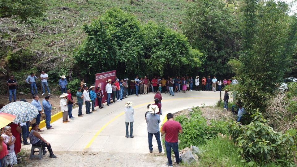 Inauguracion de puente y pavimentacion de tramo carretero en el