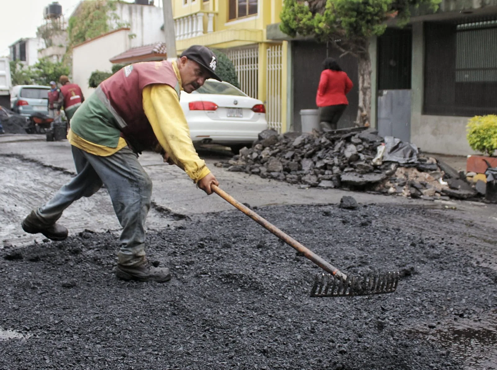 ObrasPublicas Trabjos de Bacheo en calle Valle de Danubio jpg