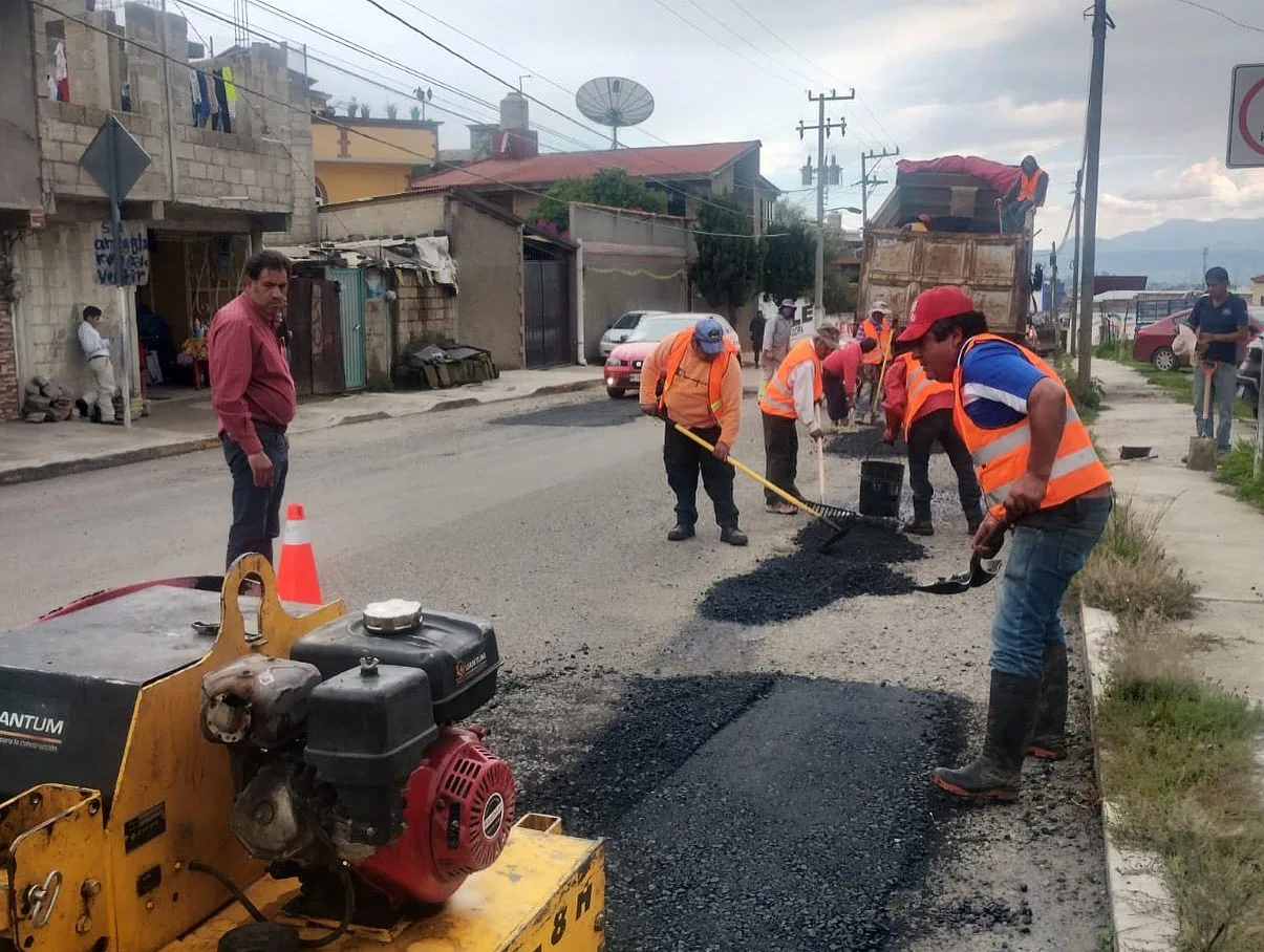 Seguimos Trabajando Continuamos con los trabajos de Bacheo en las jpg