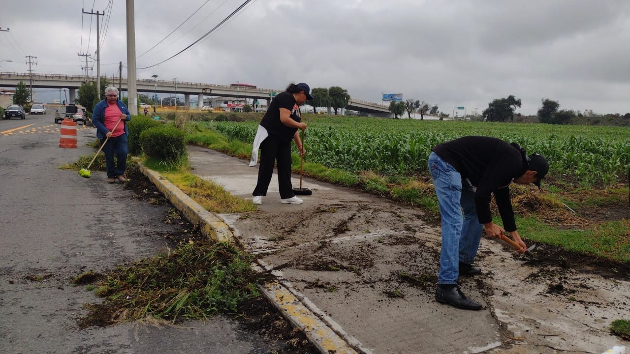 ¡DiciendoYHaciendo por un municipio mas limpio Limpieza de banquetas poda