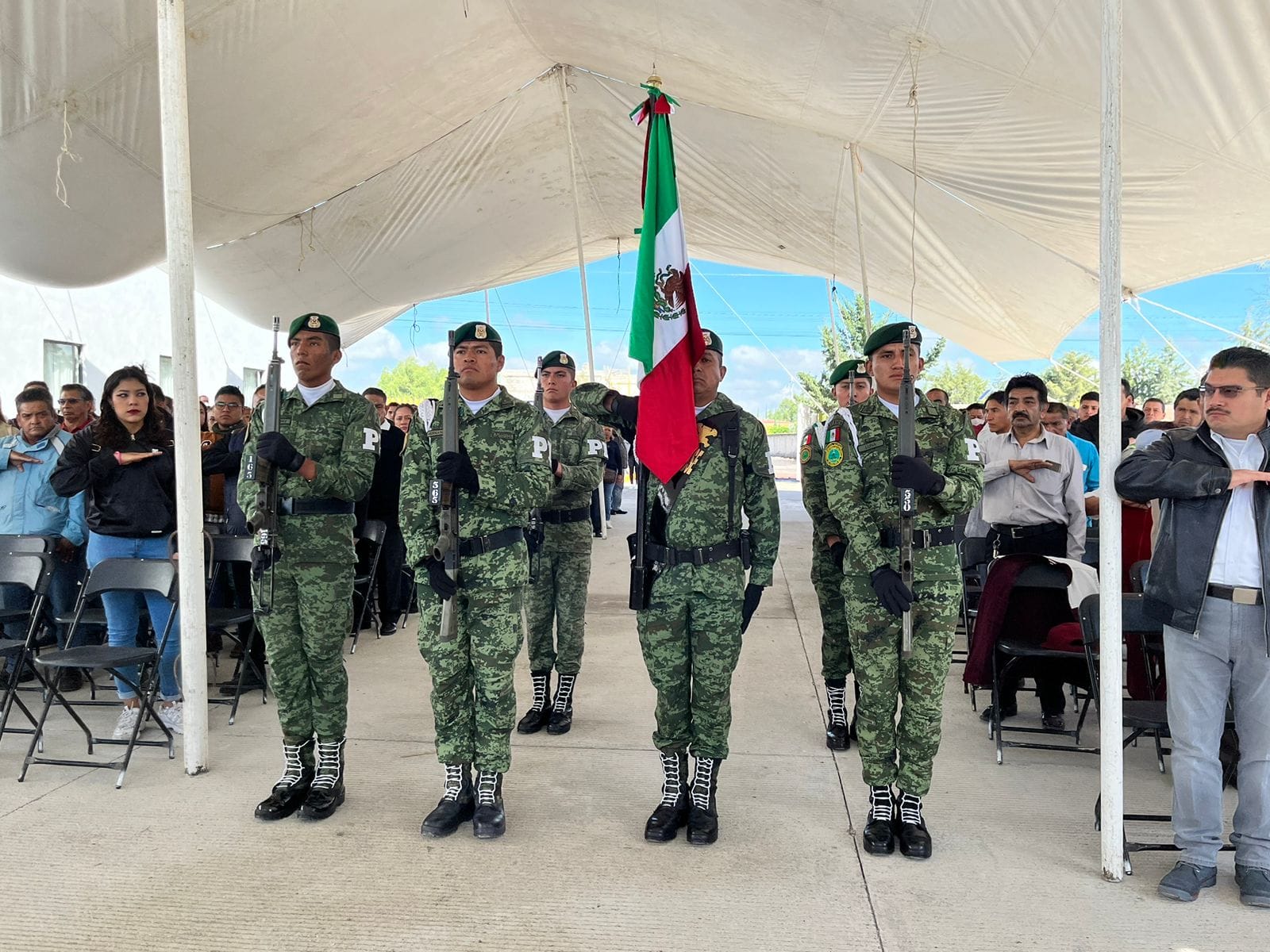 1690903640 877 Comenzo el evento civico Se realizaron los honores a la