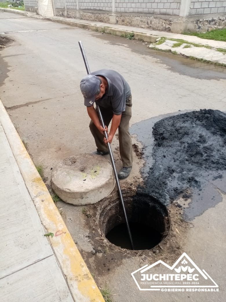 1690926068 650 Desazolve Personal del Gobierno Municipal realiza desazolve de coladeras