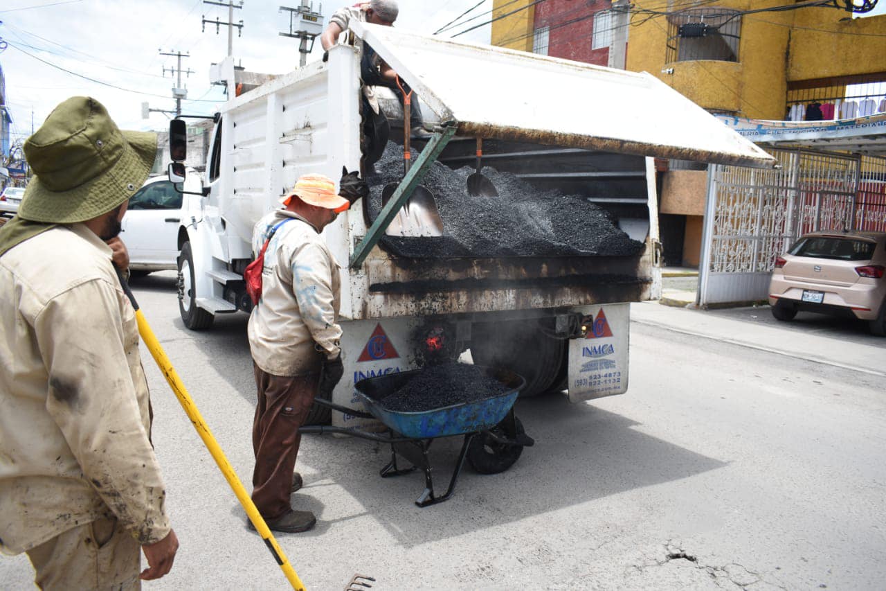 1690987640 Para tener vialidades seguras y transitables personal de Servicios Publicos