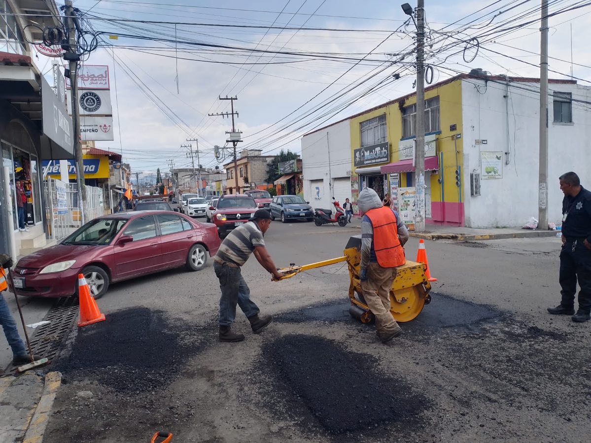 1691006074 20 Seguimos Trabajando Continuan los trabajos de Bacheo en la Cabecera