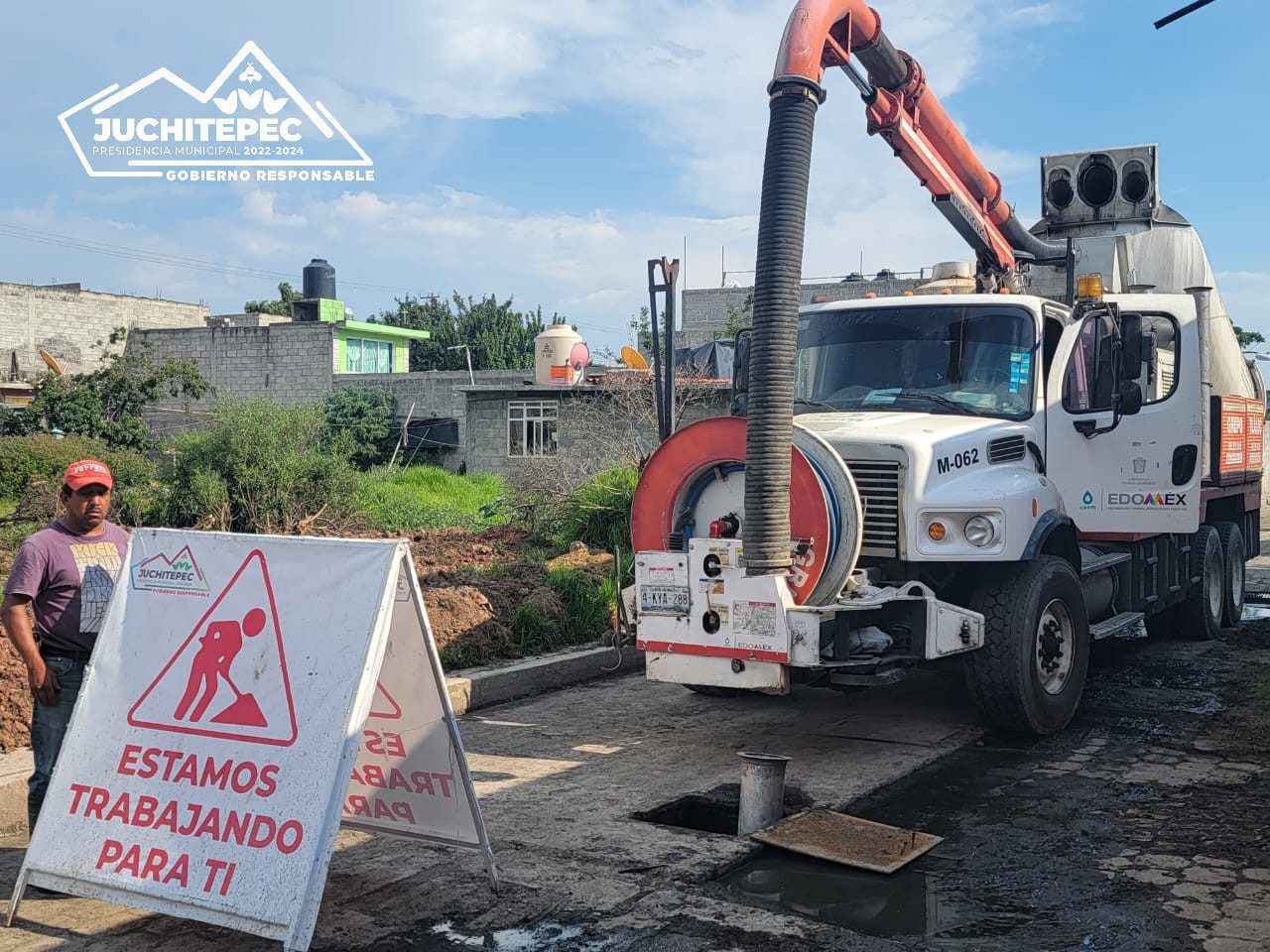 1691085076 54 CamionVactor El Gobierno Municipal trabaja con la unidad vactor