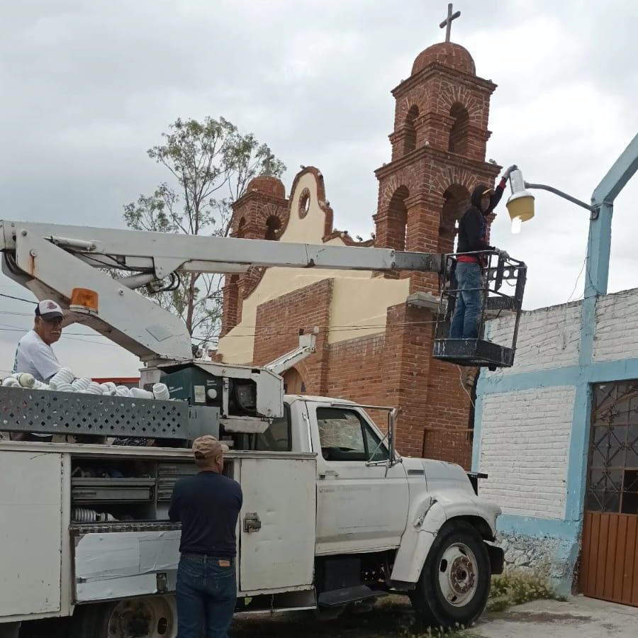 1691087394 681 Personal de la Coordinacion de Alumbrado Publico de Otumba realizo