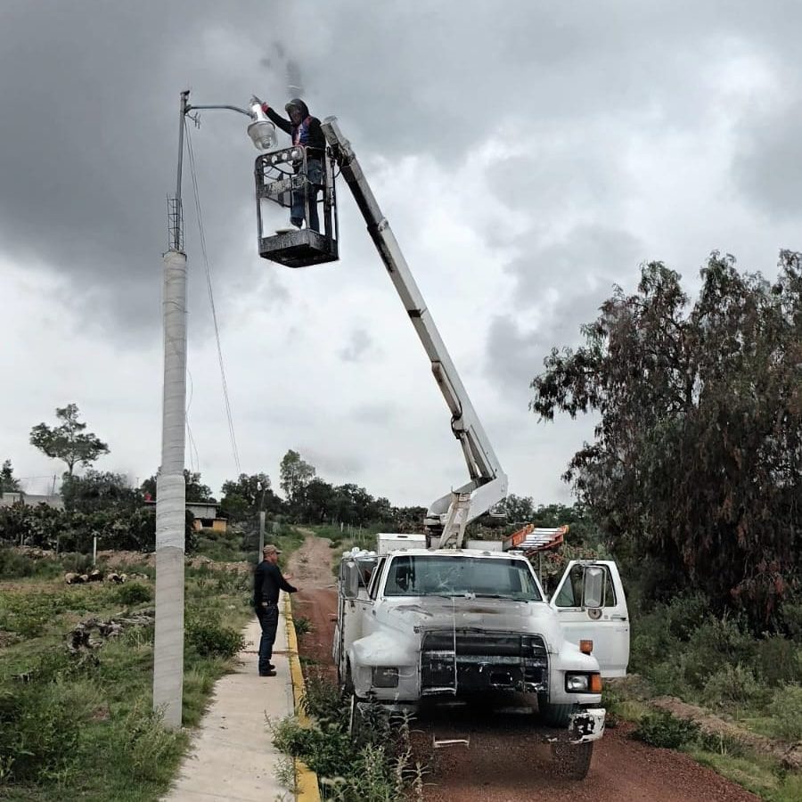 1691087408 56 Personal de la Coordinacion de Alumbrado Publico de Otumba realizo