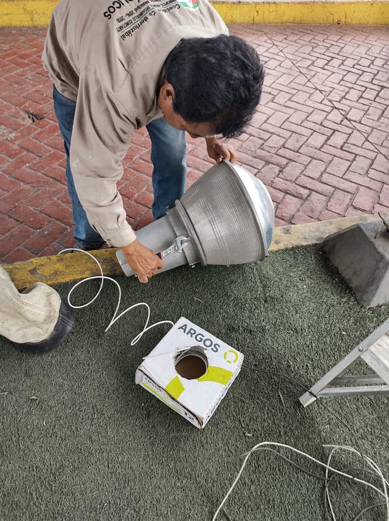 1691153782 768 Con el mantenimiento de las luminarias del paso peatonal del