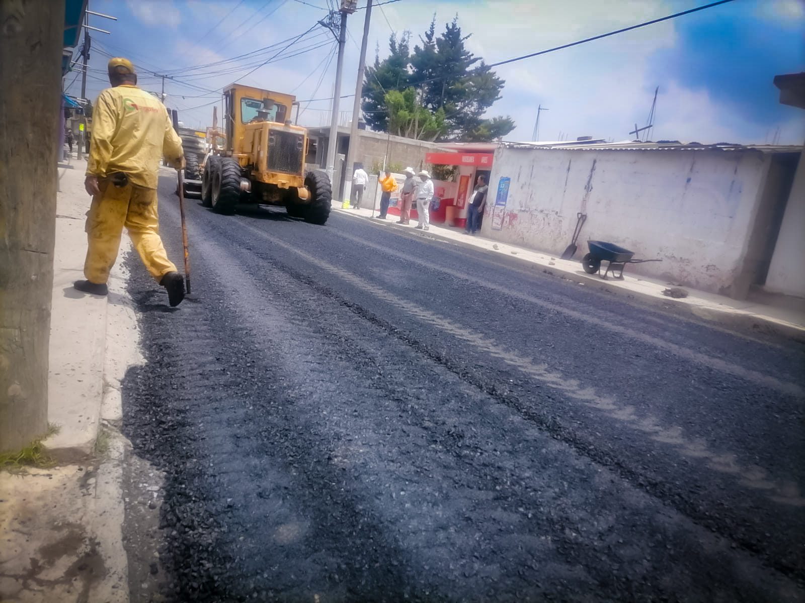 1691187717 329 El Loma Alta Taxhimay estamos trabajando en el bacheo del