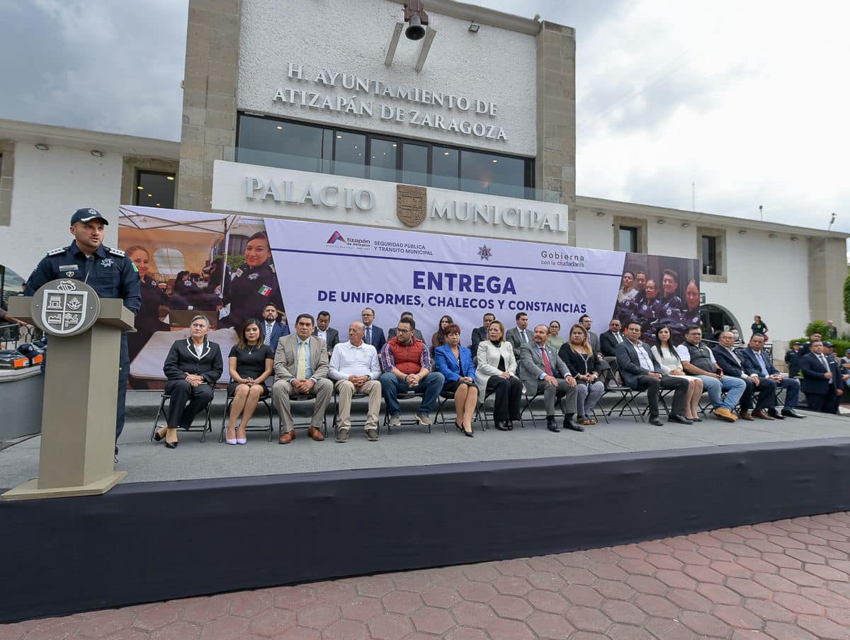 1691248079 358 Se llevo a cabo la Entrega de Uniformes Chalecos y