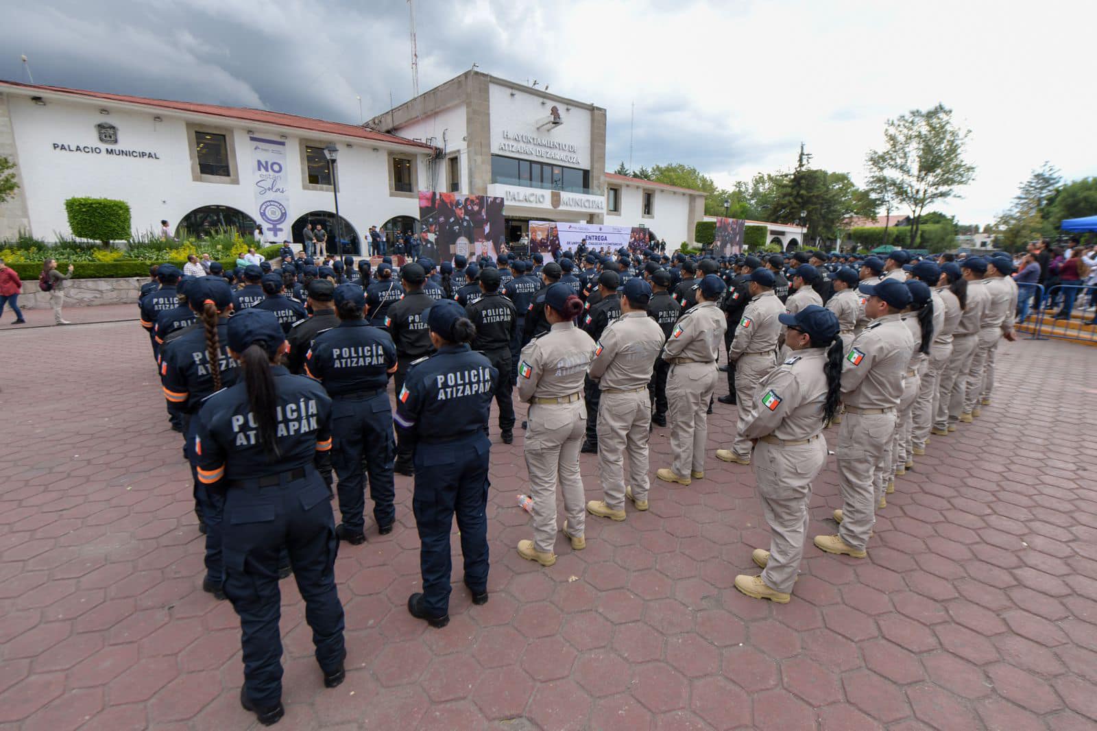 1691248086 857 Se llevo a cabo la Entrega de Uniformes Chalecos y