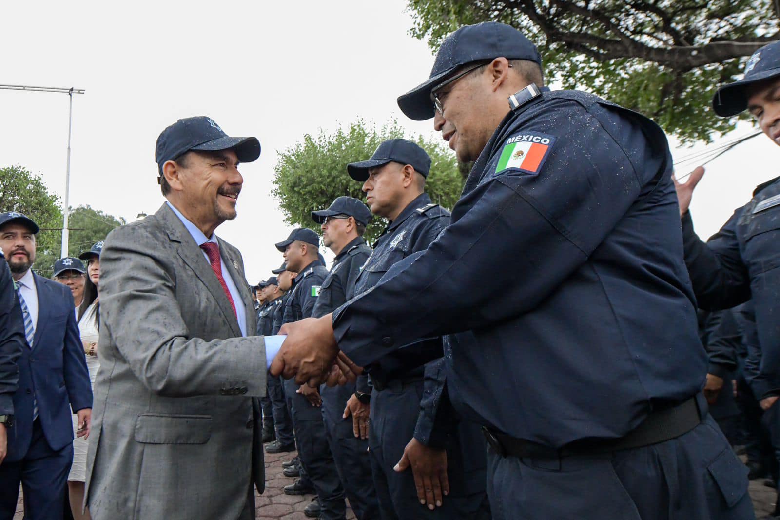 1691248090 230 Se llevo a cabo la Entrega de Uniformes Chalecos y