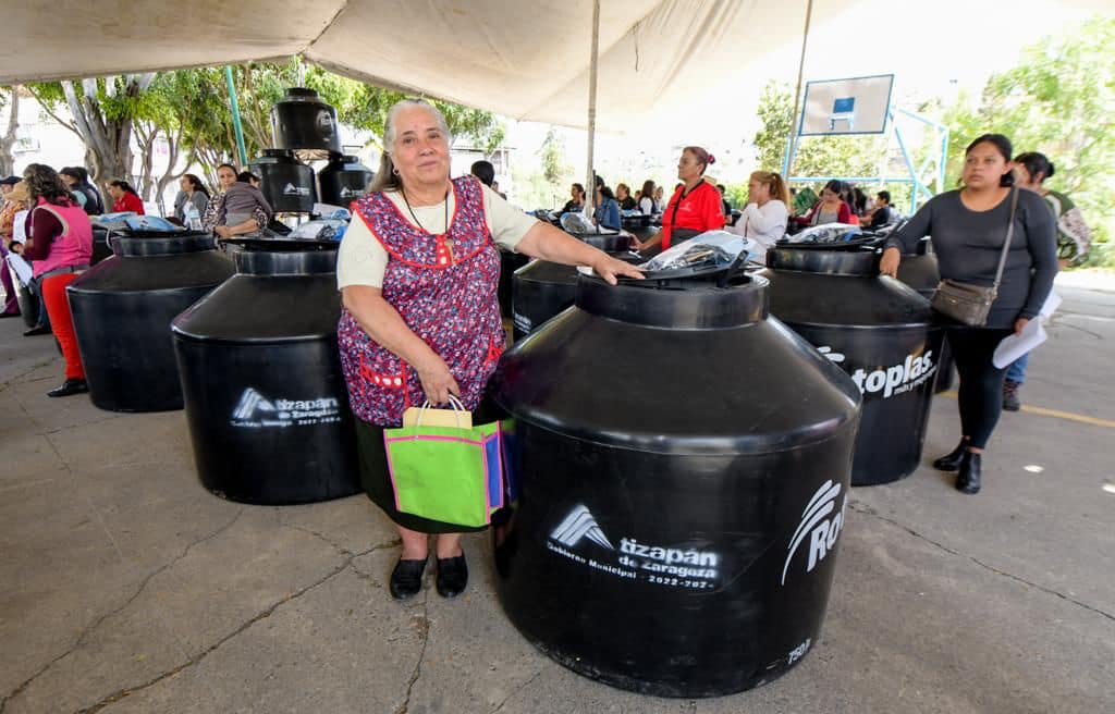 1691269960 444 Continua la entrega de tinacos en beneficio a familias atizapenses